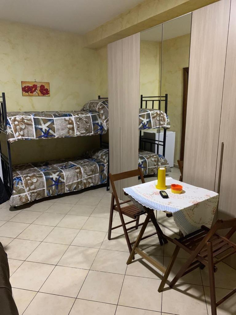 Airport Bedroom House CTA Exterior photo